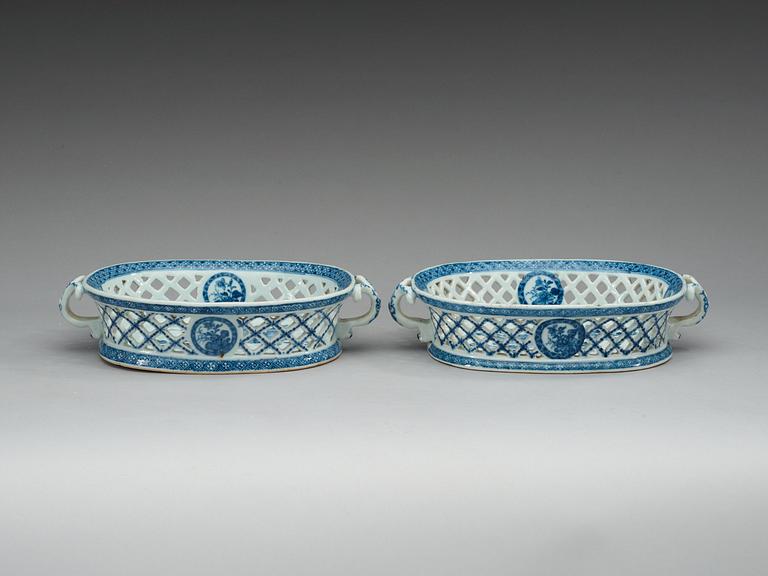 GALLERSKÅLAR, ett par, kompaniporslin. Qing dynastin, Qianlong (1736-95).