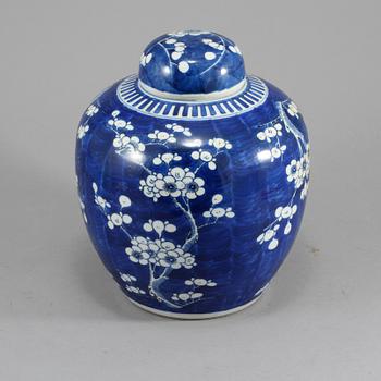 BOJAN MED LOCK, porslin, Kina, 1900-tal.