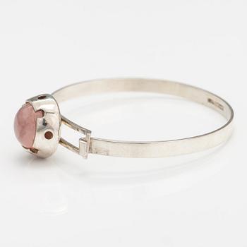 A silver bracelet with a rose quarts. Martti Viikinniemi, Heinola 1966.