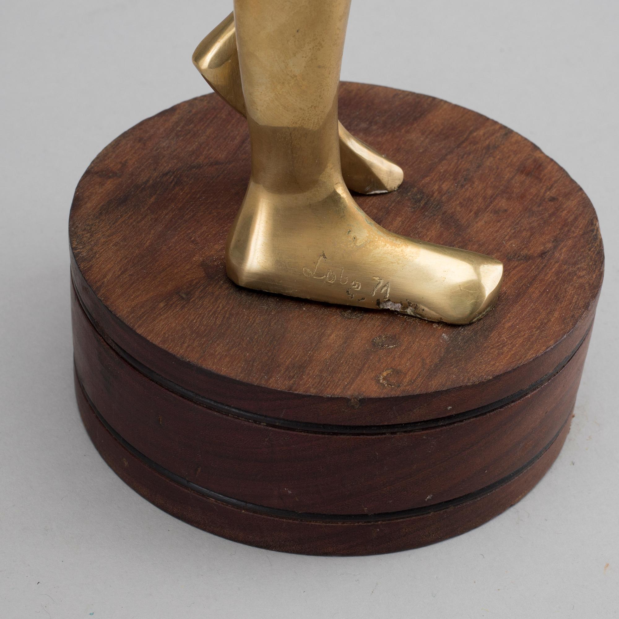 DEKORATIV SKULPTUR, mässing. 1900-talets andra hälft.