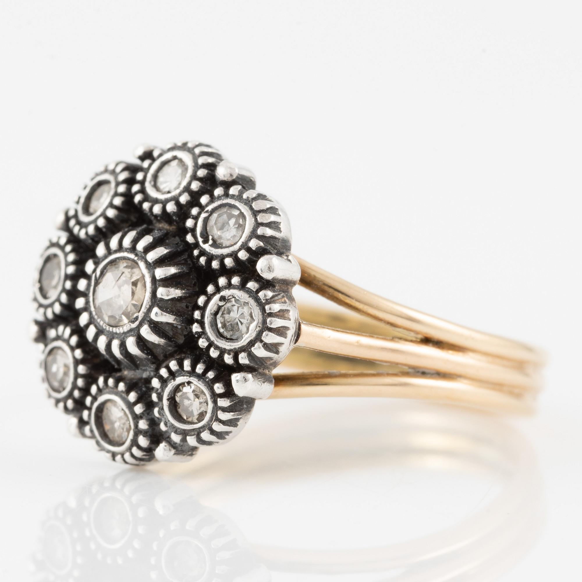 Ring in gold and silver set with octagonal-cut diamonds.