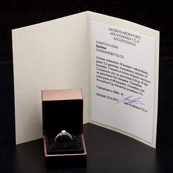 RING, vitguld 18K, mittsten 0,30 ct, sidostenar tot. 0,48 ct. Vikt 3,2 g. Intyg.