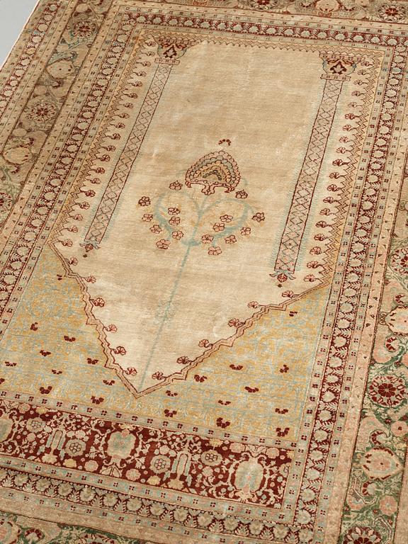 MATTO, an antique silk Tabriz, ca 165 x 118,5-111,5 cm.