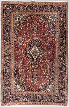 A carpet, Kashan, ca 306 x 198 cm.