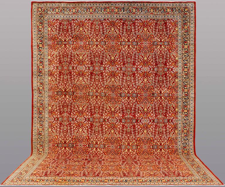 A Tabriz carpet, approx. 490 x 320 cm.