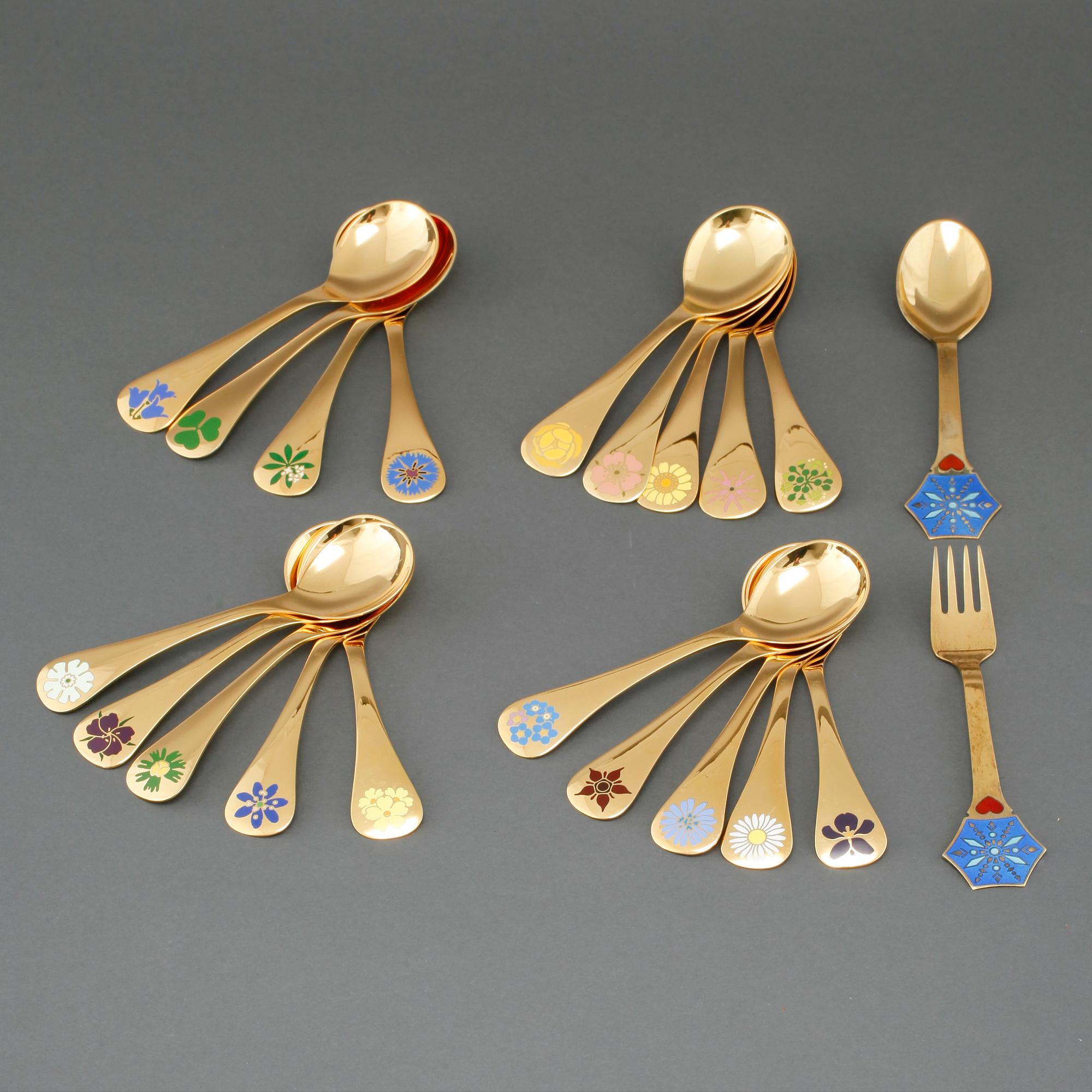 GEORG JENSEN, årsskedar, 19 st, förgyllt silver, samt årssked och gaffel, A. Michelsen, förgyllt silver, 1970-/80-tal.