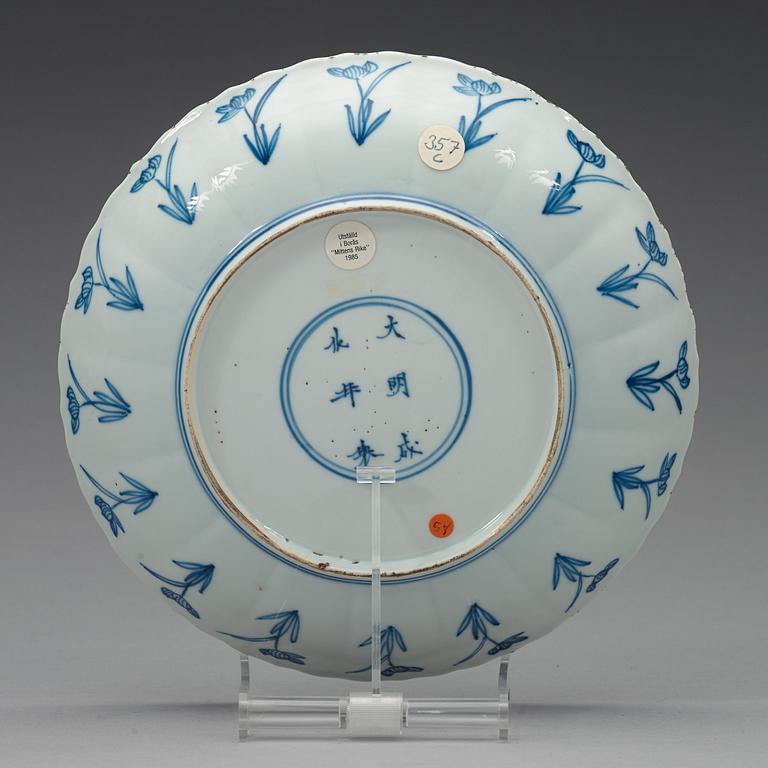 A set of five blue and white lotus shaped dishes, Qing dynasty Kangxi (1662-1723), with Chenghuas six characters mark.