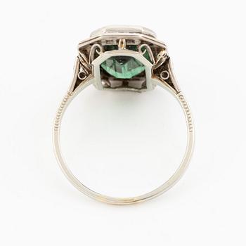 Ring 14K vitguld med grön turmalin och åttkantslipade diamanter.