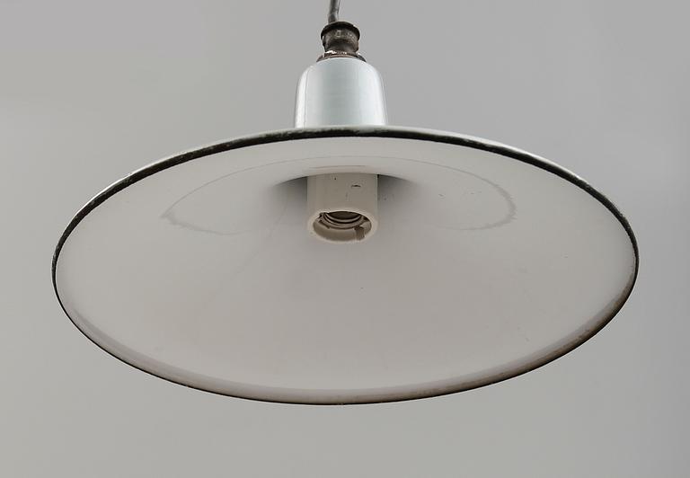 INDUSTRILAMPOR, 2 st, emalj, 1900-talets första hälft. Höjd 44 cm.