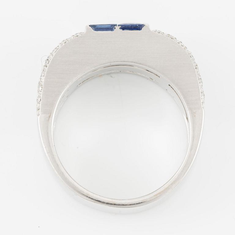 Ring in 18K white gold set with round brilliant-cut diamonds and faceted sapphires.