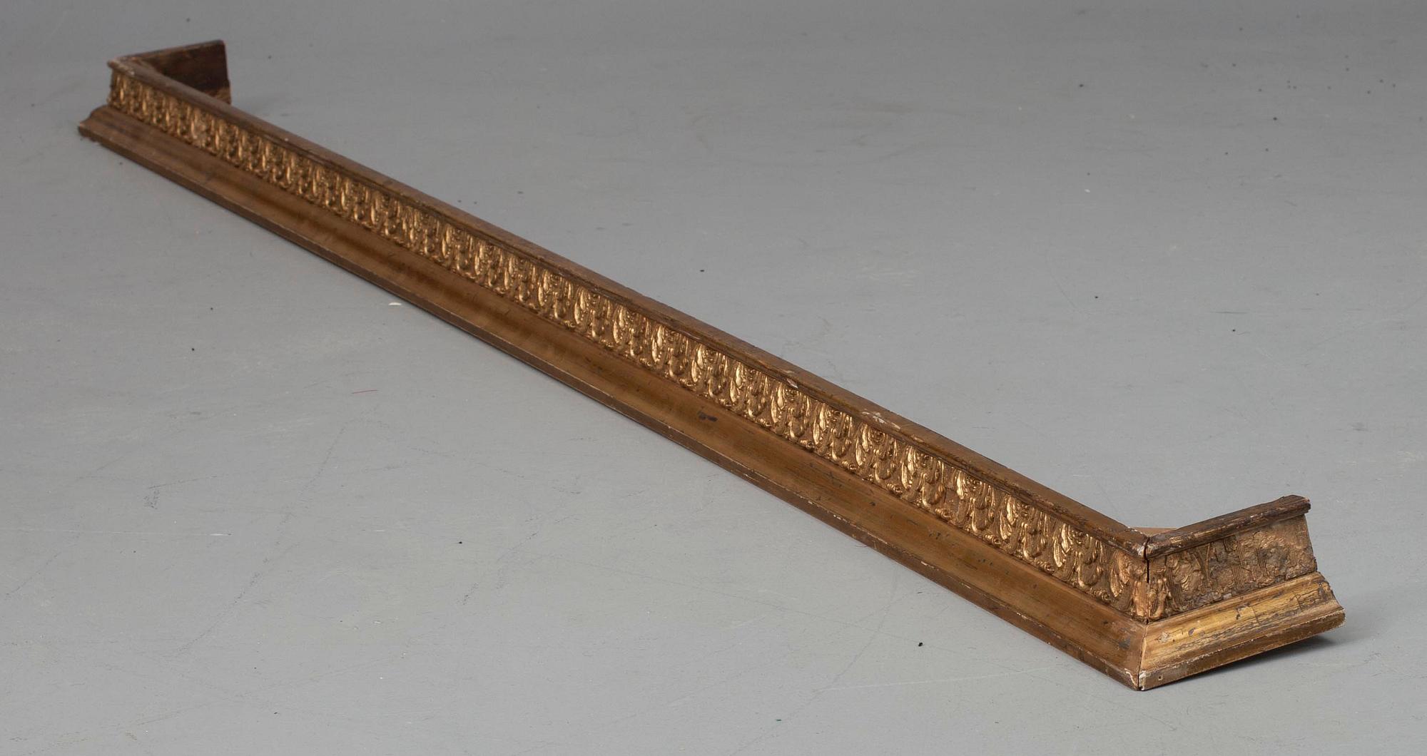KRONNISCH, trä, senempire, 1800-talets senare hälft.