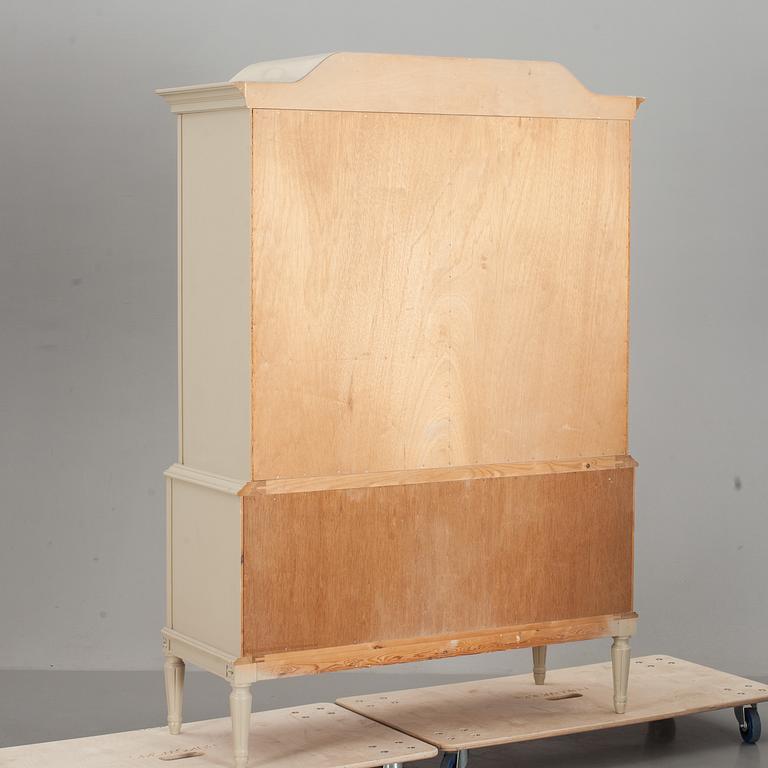 SKÅP, gustaviansk stil. 1900-talets andra hälft.