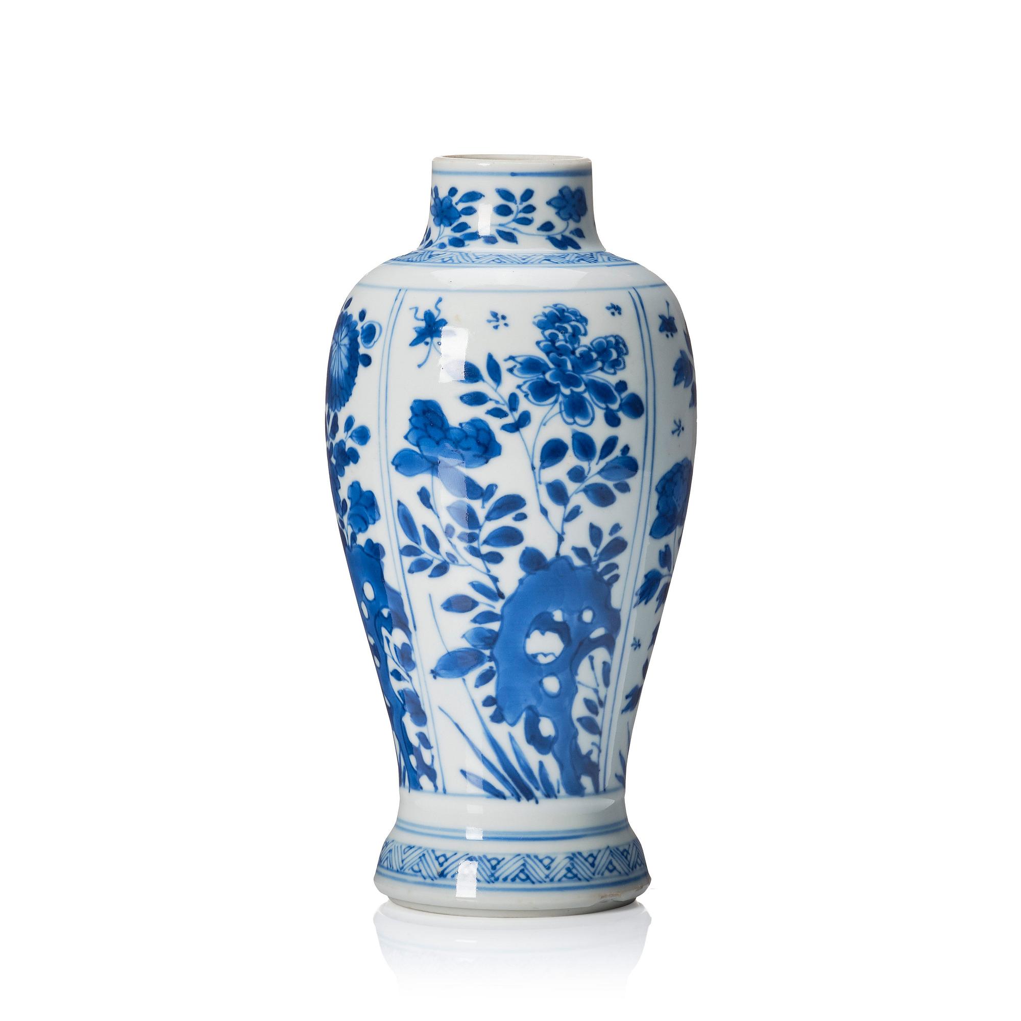 A blue and wite vase, Qing dynasty, Kangxi (1662-1722).