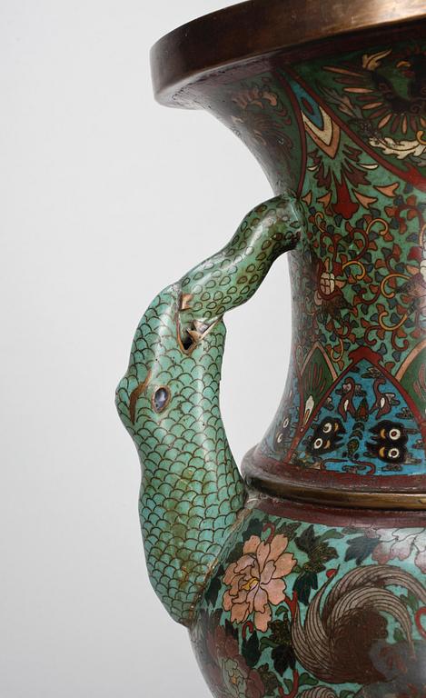 URNA MED HÄNKLAR, cloisonne, Kina 1800/1900-tal.