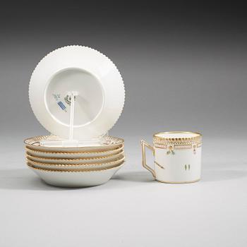 KAFFEKOPPAR med FAT, sex stycken, porslin. "Flora Danica", Royal Copenhagen, Danmark.