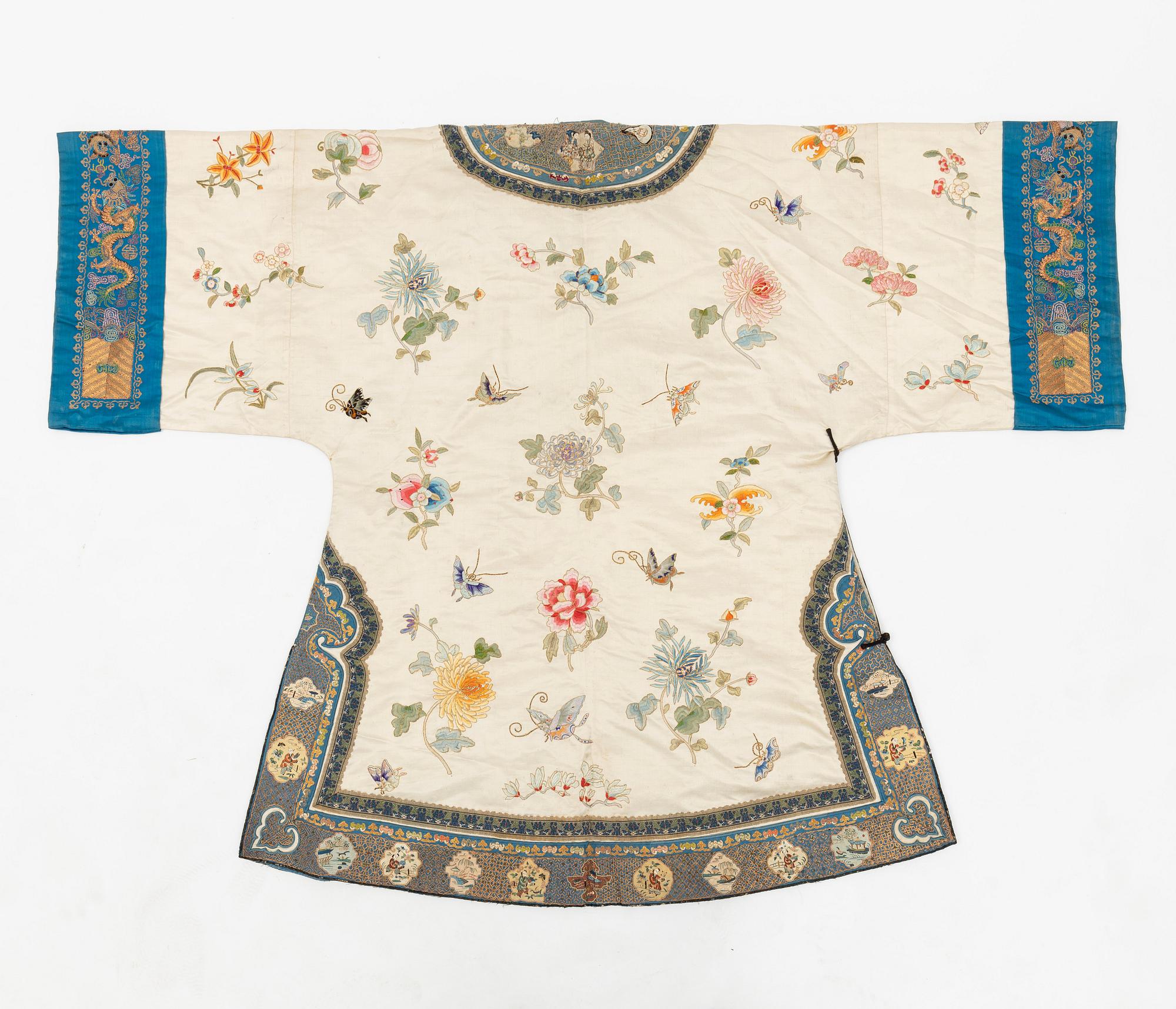 A Chinese embroidered silk robe, late Qing dynasty/early 20th century.