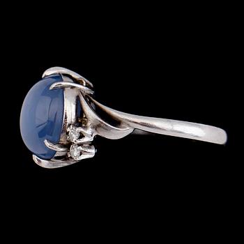 RING, platina, ljusblå stjärnsafir ca 7.00 ct, 4 diamanter tot ca 0.10 ct.