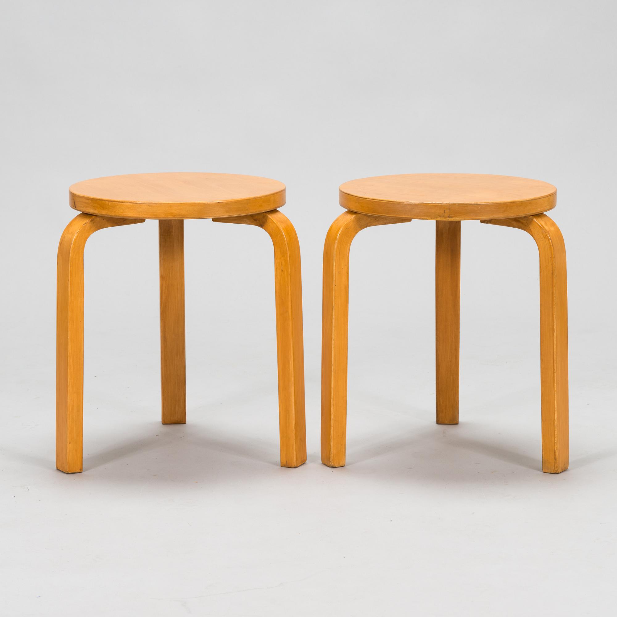 Alvar Aalto, a mid-20th century '85' table and four '60' stools for O.Y. Huonekalu-ja Rakennustyötehdas A.B.