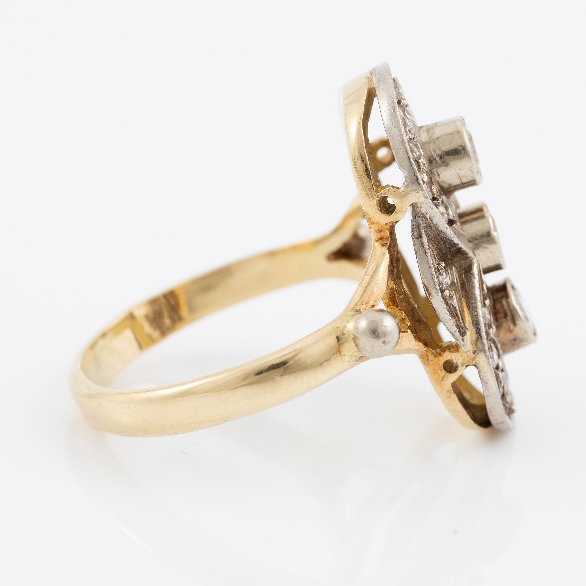 Ring, 18K gold with brilliant-cut diamonds.