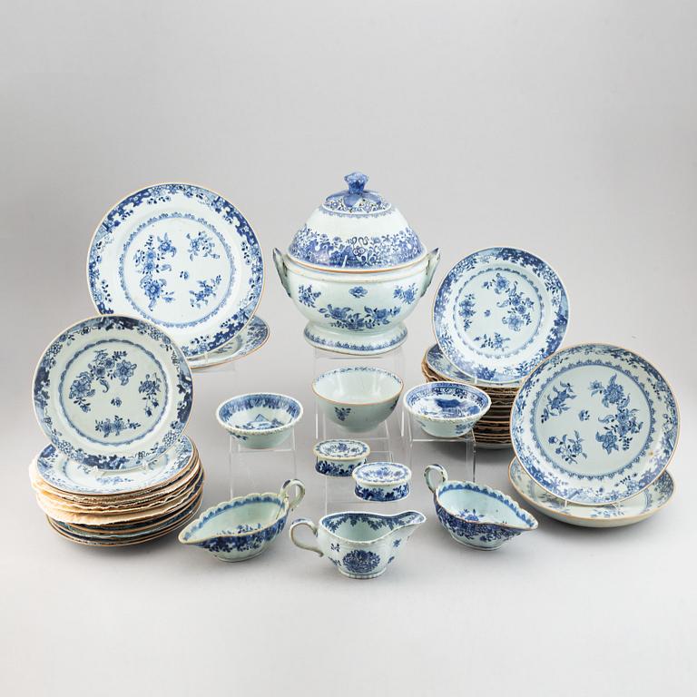 A part blue and white dinner service, Qing dynasty, Qianlong (1736-95) (37 pieces).