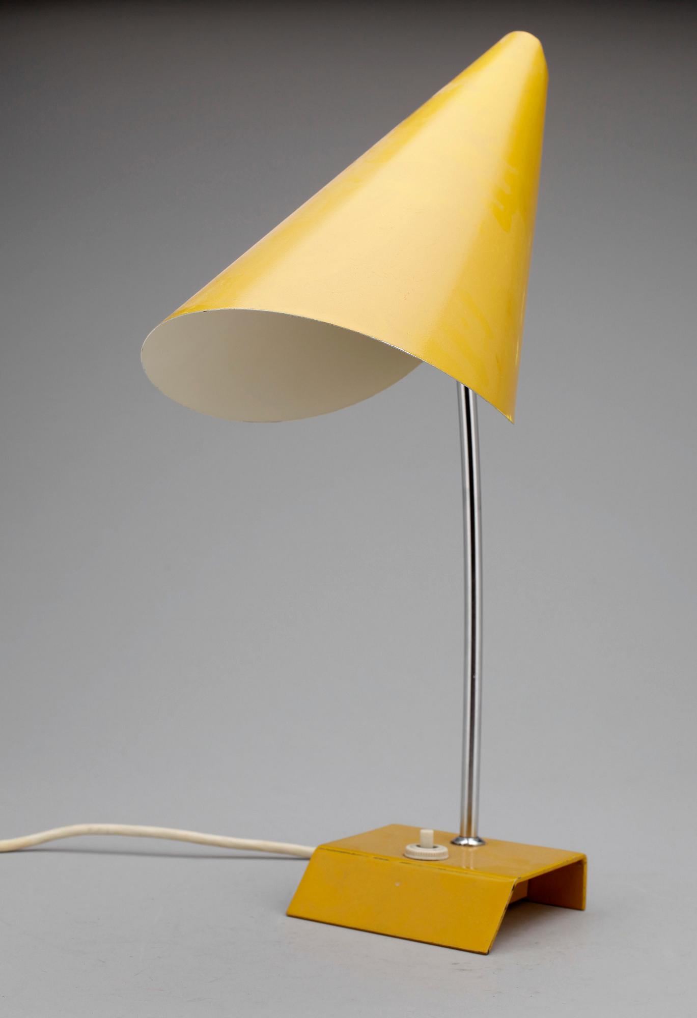 BORDSLAMPA, modell 0513, Napaka, ESC, forna Tjeckoslovakien, 1950.