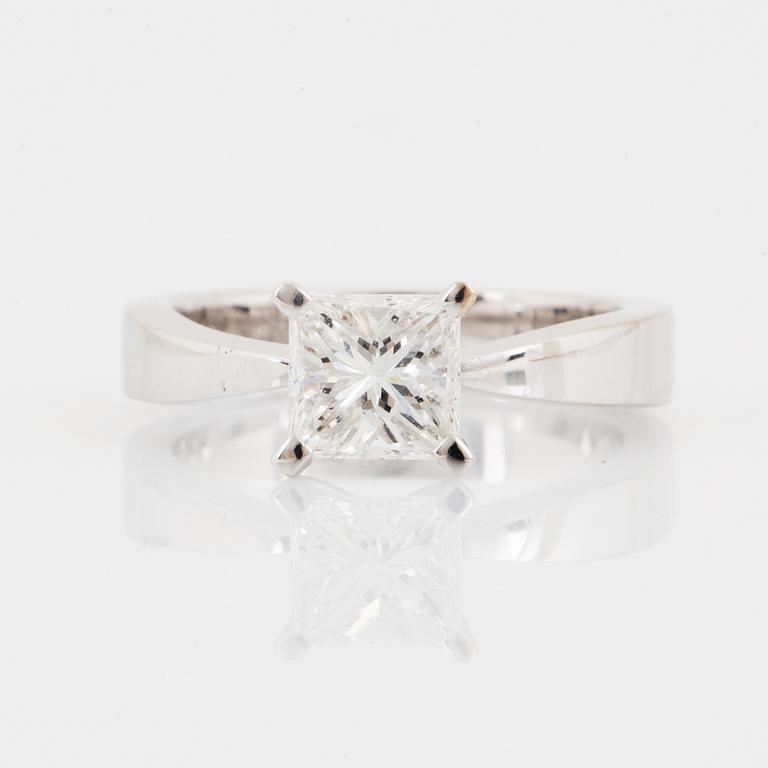 RING vitguld med princesslipad diamant 0.77 ct med certifikat.