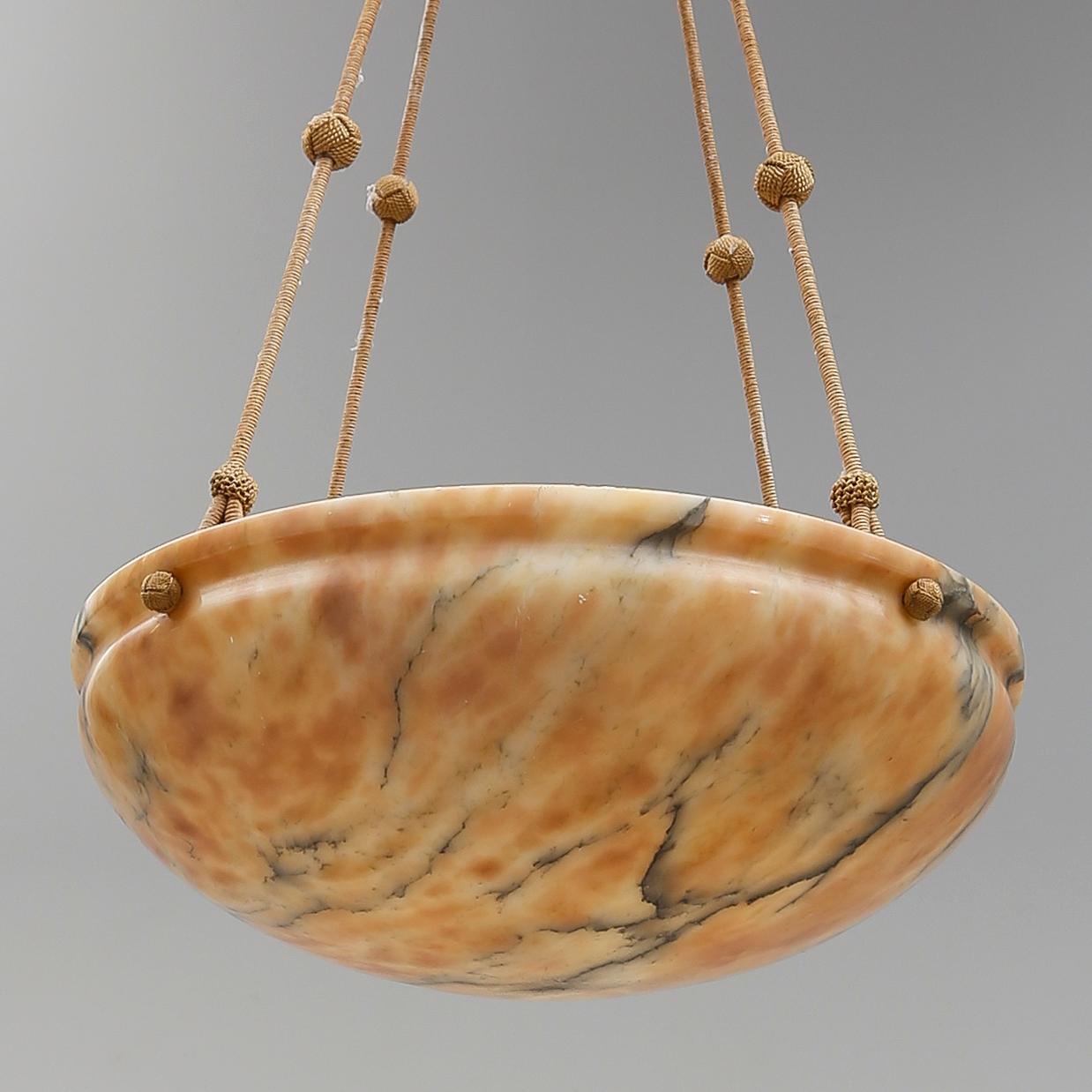TAKAMPEL, alabaster, 1900-talets första hälft. Höjd 103 cm.