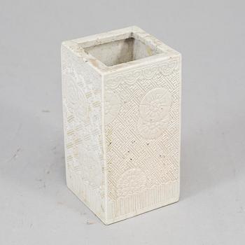 A white glazed brush pot, Qing dynasty, 19th Century.