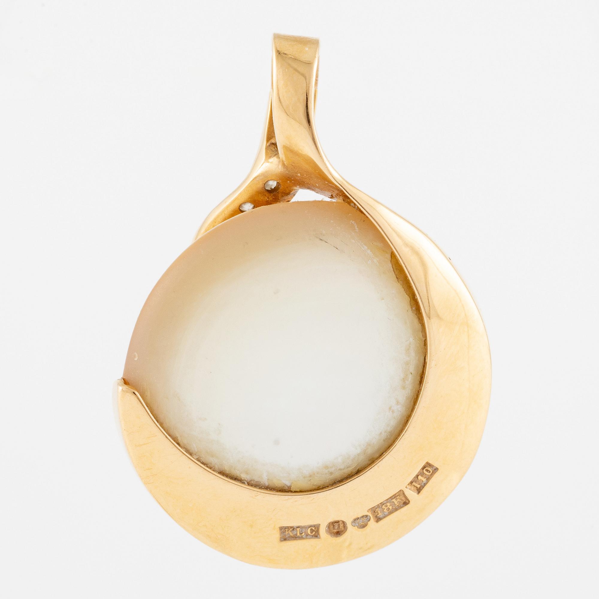 Pendant, 18K gold with a mabé pearl and octagon-cut diamonds.