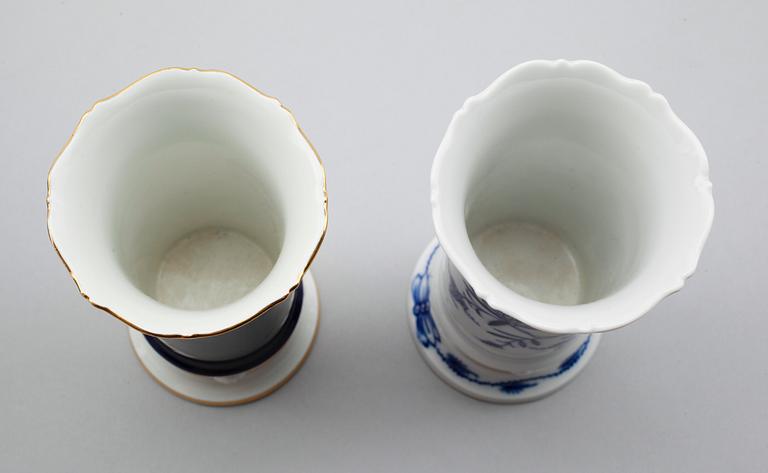 VASER, 2 st, SKÅL PÅ FOT SAMT LOCKDOSOR, 2 st, porslin, porslin, Meissen, 1900-talets mitt.
