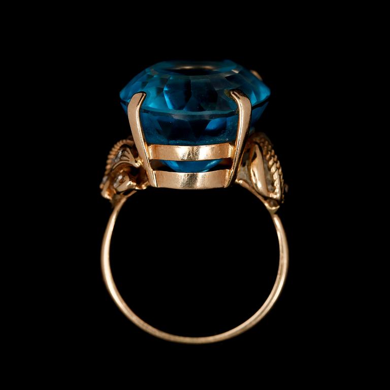 RING, 14k guld med blå topas samt mindre diamanter. Vikt tot 12,9 g.