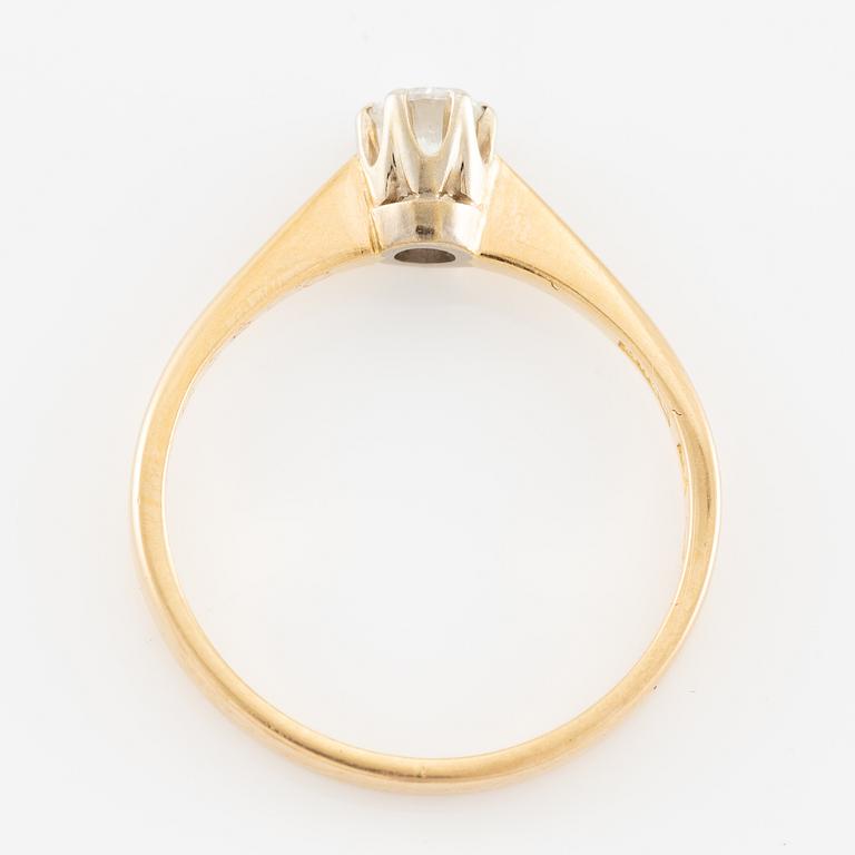 Ring in 18k gold set with a round brilliant-cut diamond.