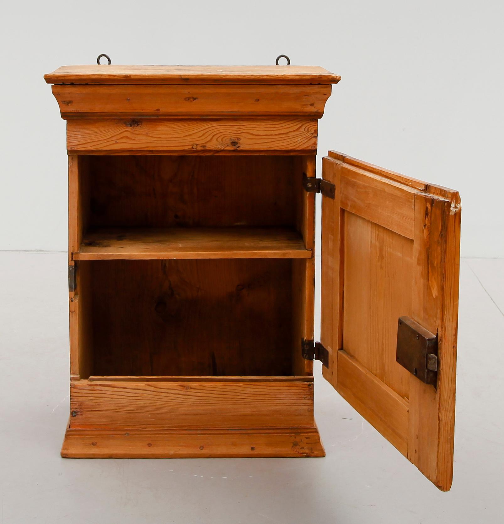 HÄNGSKÅP, 1800-tal.