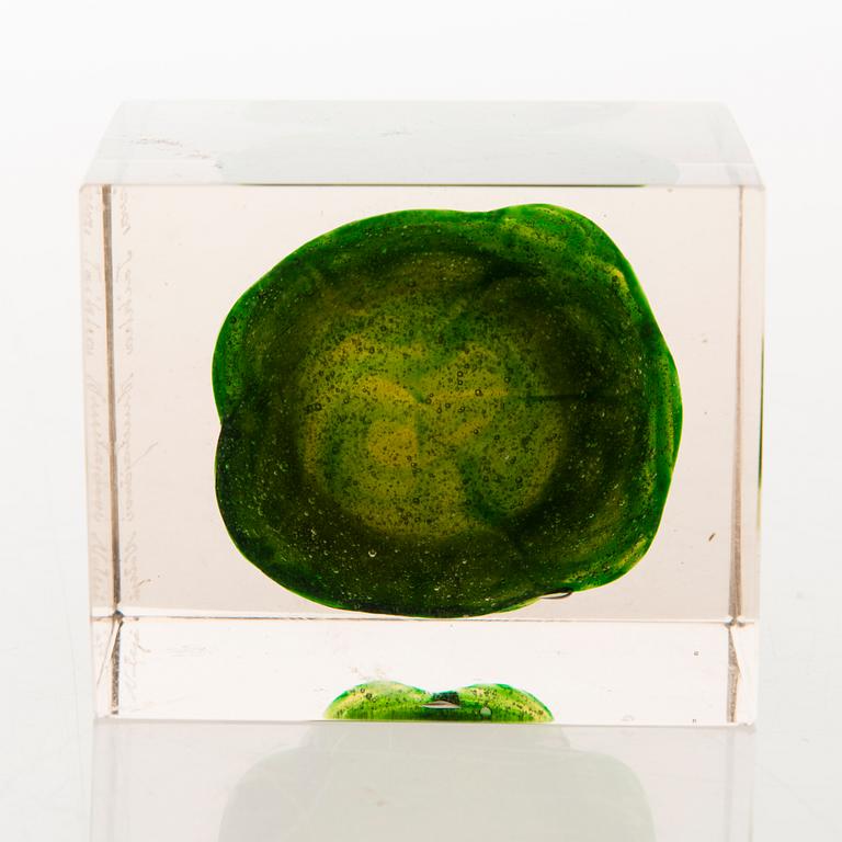 OIVA TOIKKA, A glass cube signed Oiva Toikka Nuutajärvi Notsjö.