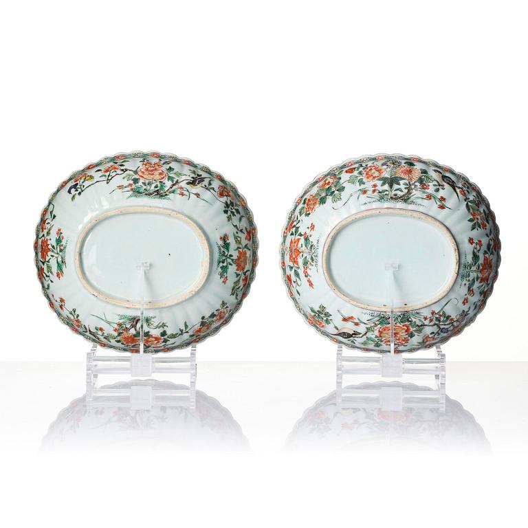 Skålfat, ett par, porslin. Qingdynastin, Kangxi (1662-1722).