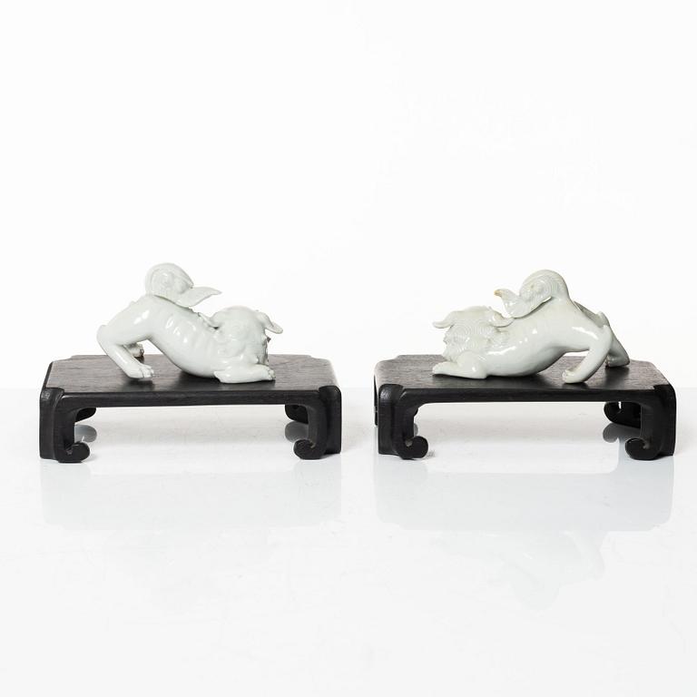 Fohundar 'shishi', ett par, porslin, Japan, hirado-stil, Meiji/Taisho, sent 1800-/tidigt 1900-tal.