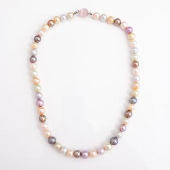 A pearl collier with cultured pearls and a metal and glass clasp.