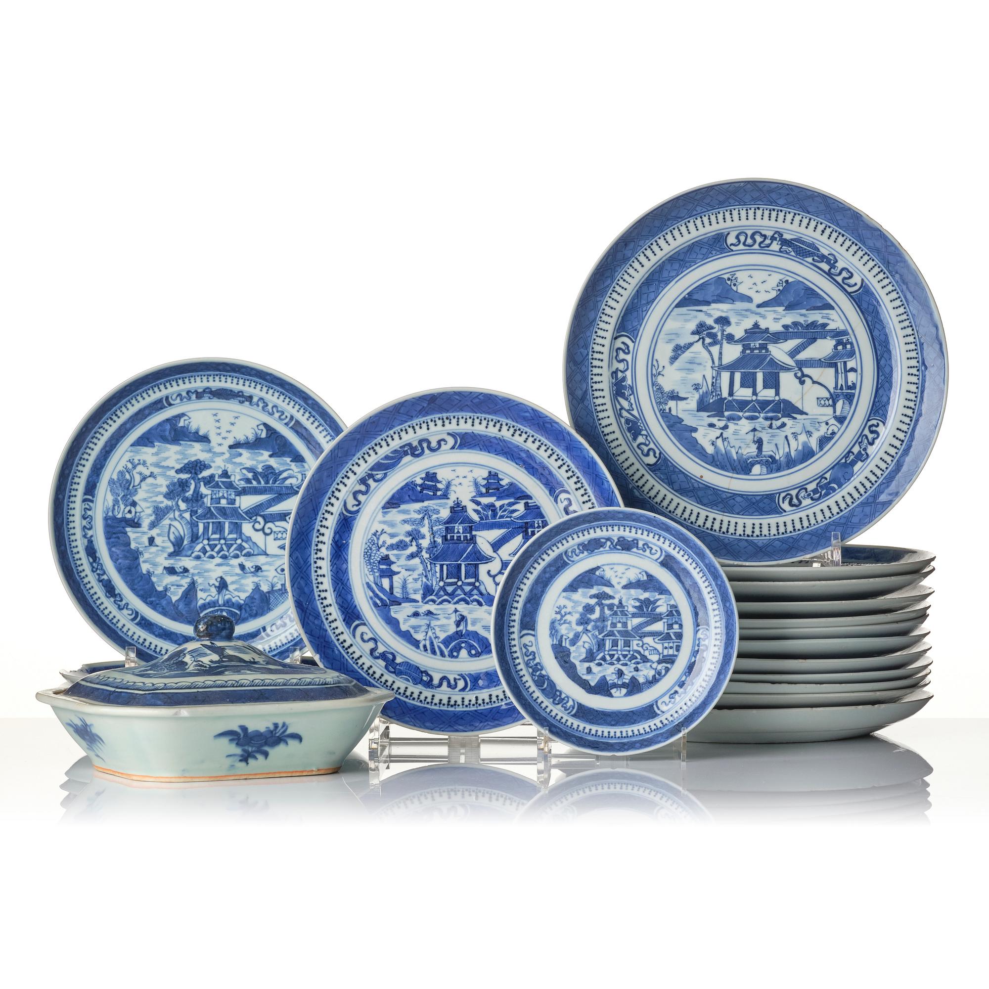 Servisdelar, 18 stycken, porslin. Qingdynastin, omkring 1900.