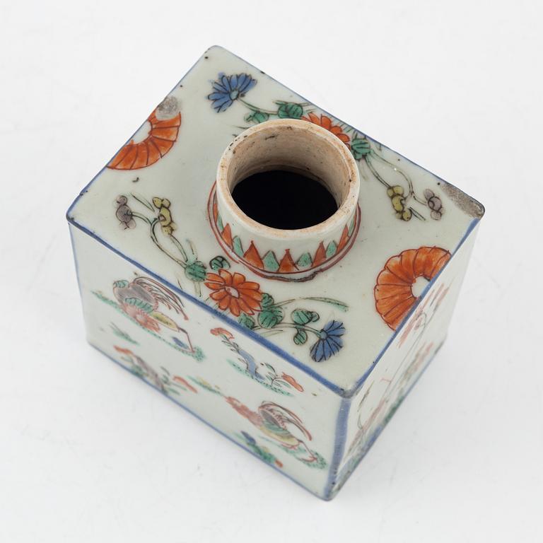 A famille verte porcelain tea caddy, Qing dynasty, Kangxi (1662-1722).