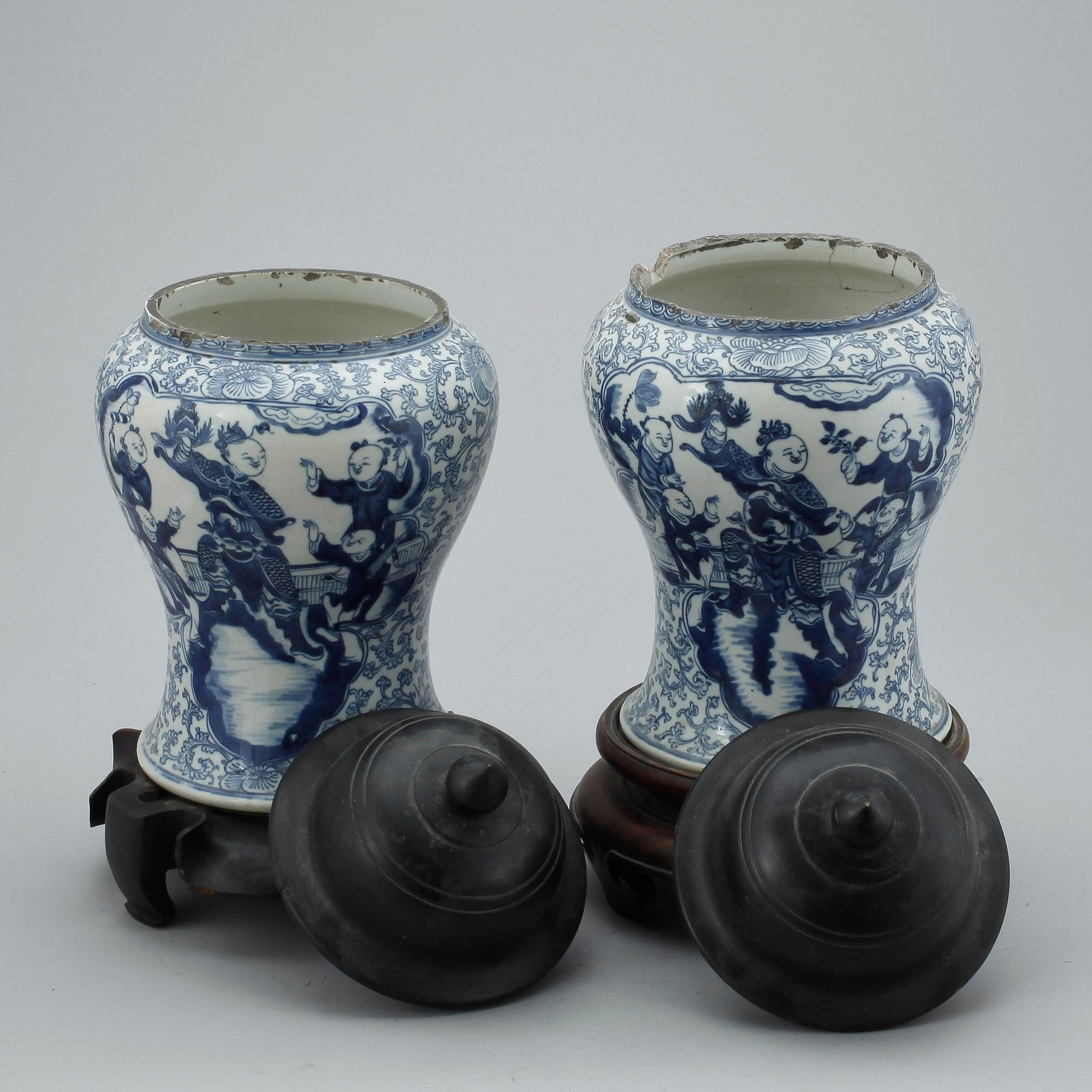 URNOR, ett par. Porslin, Kina. 1800-tal.