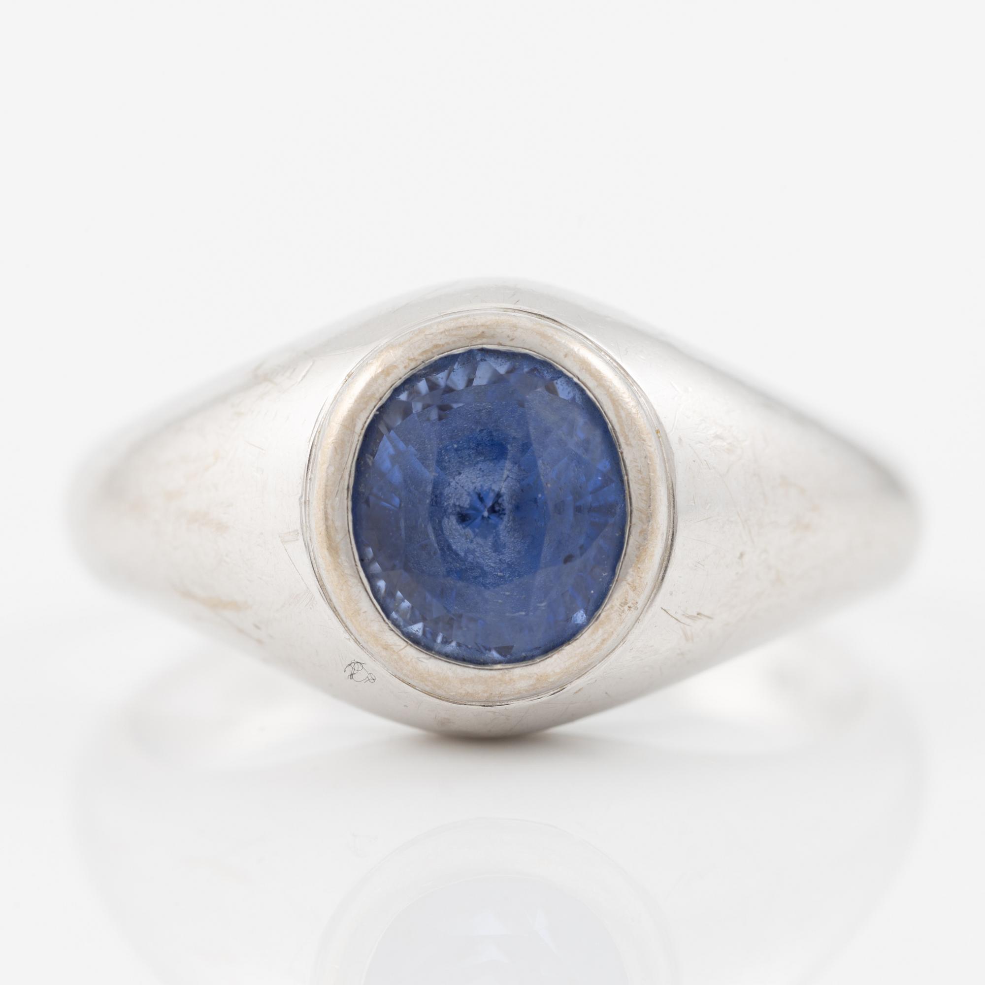 Ring in 18K white gold set with an oval-cut sapphire, approximately 1.50 ct.