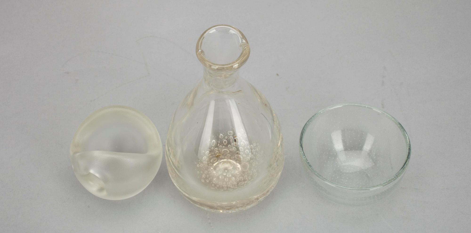 FLASKA, sign. K. Franck Iittala, SKÅLAR, 2 st, "Jättevagga" sign. Timo Sarpaneva samt Gunnel Nyman, ej sign.