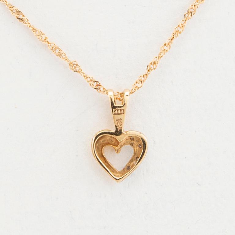 Necklace in 18K gold with a pendant in the shape of a heart set with single-cut diamonds.