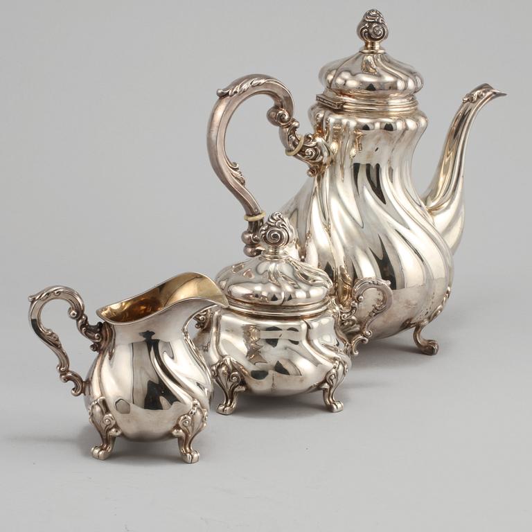 KAFFESERVIS, tre delar, silver, nyrokokostil, 1900-talets mitt, vikt 1177 gram.