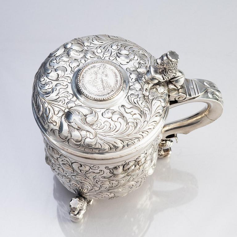 A probably Danish 19th/20th century silver tankard, unknown maker. No marks.