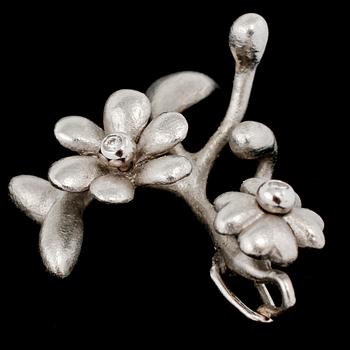 HÄNGE, 14k vitguld med 2 små briljantslipade diamanter, Ole Lynggaard, Danmark, 2000-tal. Vikt 4 g.