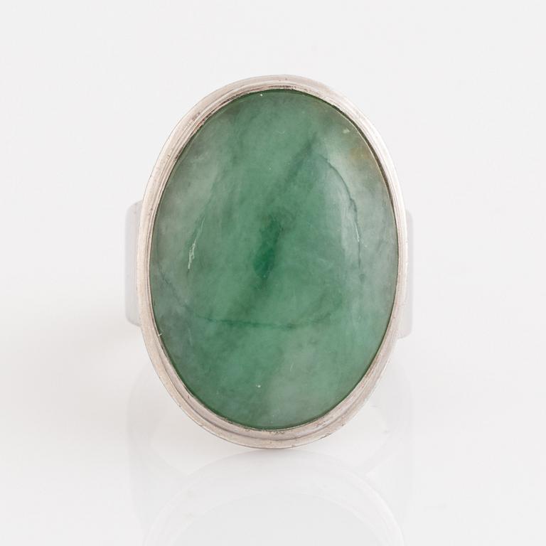 Anders Högberg, ring med troligtvis med cabochonslipad jade. Göteborg.