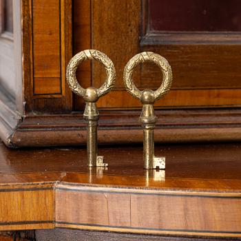 Vitrinskåp, omkring 1900.