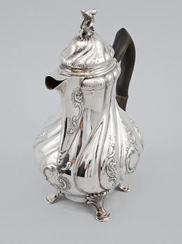 KAFFEKANNA, silver, rokokostil, C G Hallberg, Stockholm, 1942, vikt 751 gram.