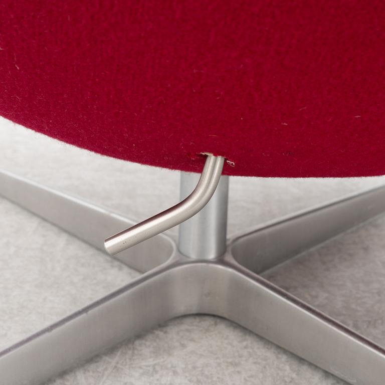 Arne Jacobsen, an armchair with footstool, "The Egg", Fritz Hansen, Danmark, 2000.